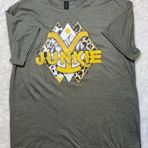 Gray t shirt with yellowstone junkie